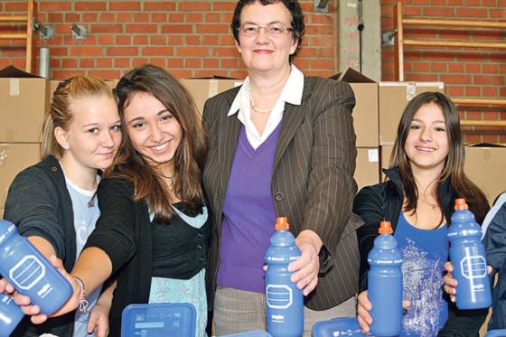 Schülerinnen der Ludwig-Thoma-Realschule mit Münchens Dritter Bürgermeisterin Christine Strobl (SPD), die auch selbst einpacken half.  Foto: mst