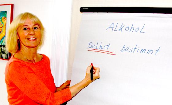 Monika Schmidt-Hindelang gibt im »Tal-19«-Kurs Tipps, um kontrolliert zu trinken. Für Alkoholabhängige ist das Gruppenprogramm nicht geeignet. 	Foto: ko