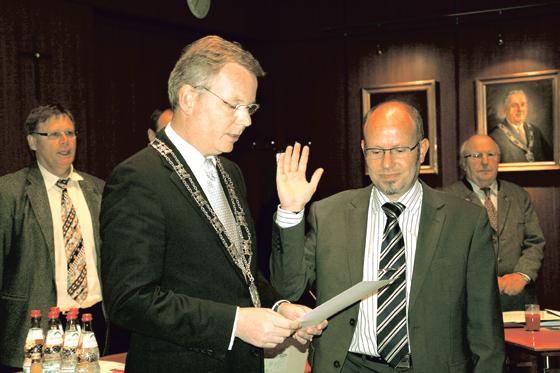 Bürgermeister Jan Neusiedl vereidigte Thomas Lindbüchl auf der jüngsten Gemeinderatssitzung. Foto: hol