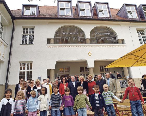 Vertreter aus Politik und dem Kindergarten feierten zusammen mit den Kindern die offizielle Eröffnung der »Kindervilla«. Foto: Rammelsberger