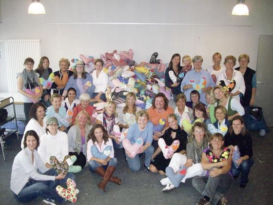 38 Frauen kamen ins Kulturzentrum Trudering, um Herzkissen zu nähen und zu befüllen.  Foto: Privat