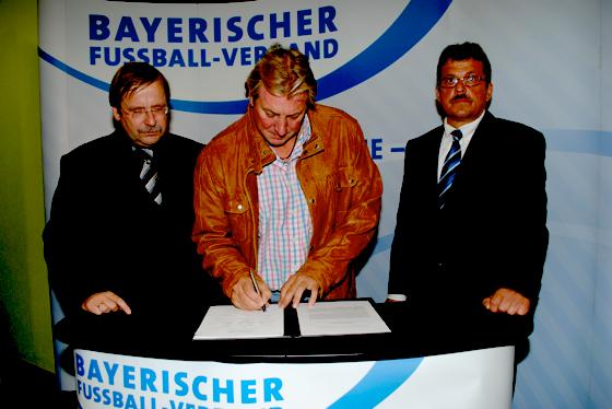 Hans Blössl, Präsident des FC Ismaning bei der Unterschrift zum „Anstoß“. Foto: FC Ismaning
