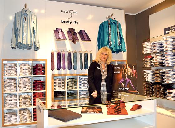 Claudia Altmann, Filialleiterin im neuen OLYMP Store, berät Sie gerne in Sachen Mode und Stil.