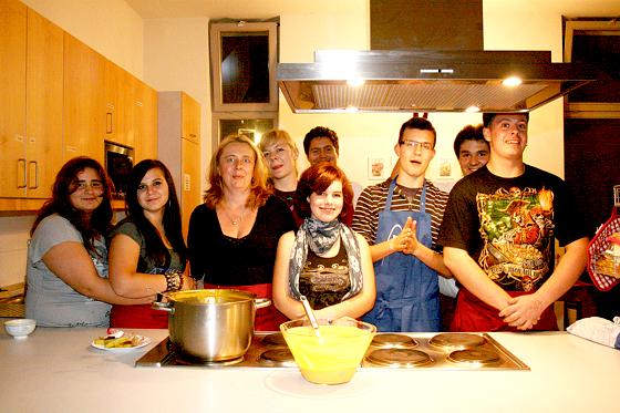 Viel Mühe gaben sich die Jugendlichen des Freizeittreffs Neuland beim Kochen. Leiterin Nanne Dudowits (3.v.l.) freut sich über so viel Engagement. 	Foto: sl