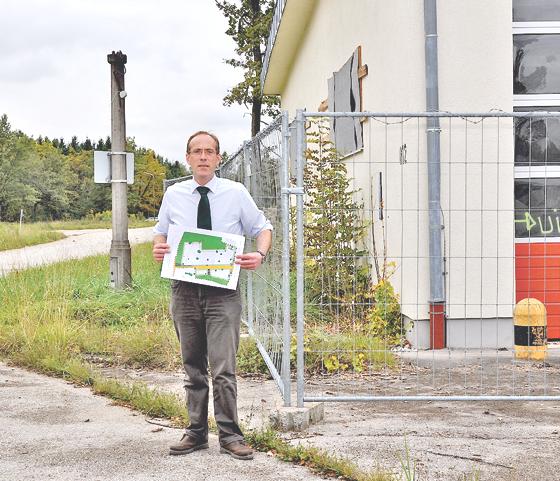 Bürgermeister Dr. Stefan Straßmair mit dem Plan für das neue Gewerbegebiet auf dem Areal in der Muna.	Foto: Schwarz-Mehrens