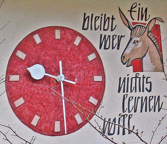 Die Eselsuhr an der Gänselieselschule ist Generationen von Schülern ein Begriff. Sie soll neu gemalt werden. Foto: F. Kerschner