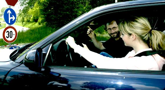 Schon beim begleiteten Fahren profitieren Führerscheinneulinge in der ADAC-Autoversicherung von unschlagbar günstigen Prämien.