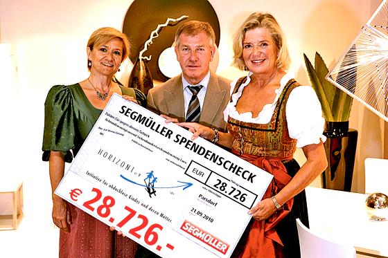 Claudia Lamprecht und Jutta Speidel freuen sich über den großzügigen Spendenscheck von Segmüller, hier vertreten durch Reinhold Gütebier.	Foto: VA