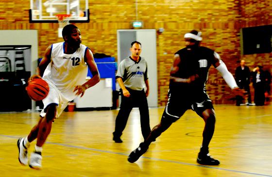Alain Ekambi (Nr.12) von München Basket will auch im Spiel am Samstagabend vollen Einsatz zeigen.  Foto:  Alexander Schmied