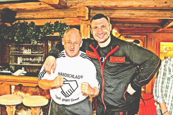 Vitali Klitschko nahm Boxfabrik-Chef Roland Suttner (l.)  ganz sanft in den Schwitzkasten. 	Foto: ek