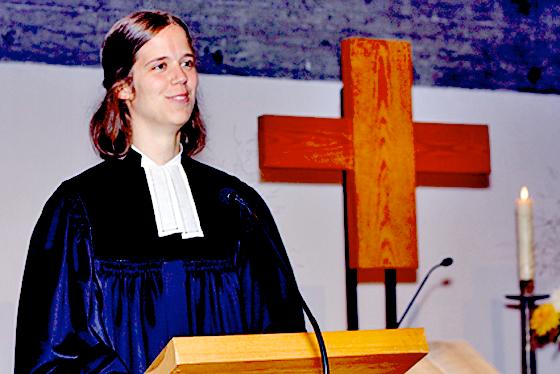 Vikarin Dr. Julia Offermann bei ihrer feierlichen Einführung. 	Foto: Kirche