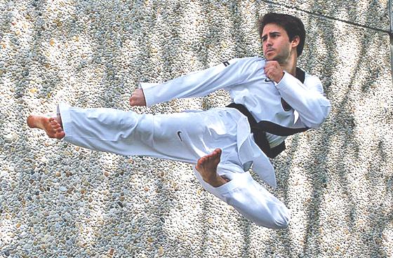 Taekwondo-Trainer Quirin Schnack bei einem  seitlichen Sprungtritt.	Foto: VA