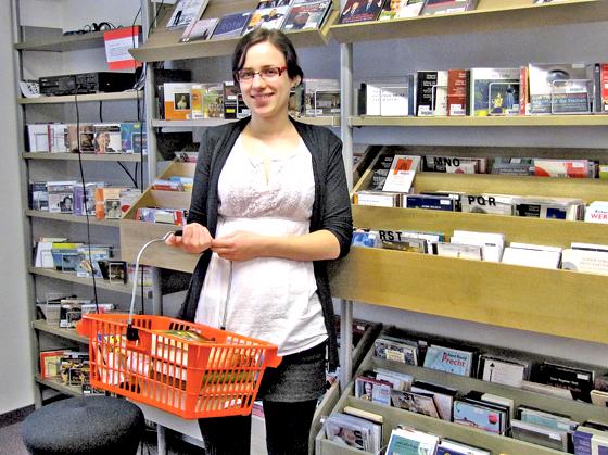 Im Rahmen eines Sozialen Jahres betreut Katharina Ranzinger in der Grünwalder Bibliothek das Buchmobil. 	Foto: Woschée