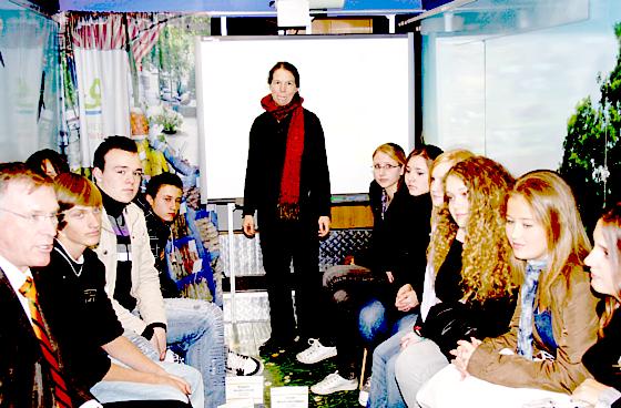 Im Info-Bus konfrontieren die Schüler der Willy-Brandt-Gesamtschule den Bundestagsabgeordneten Johannes Singhammer (li.) mit kritischen Fragen.	Foto: ws