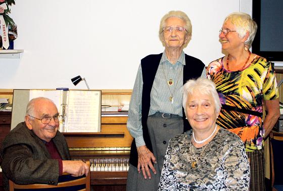 Die Seniorengruppe »Lange aktiv bleiben« (LAB) besteht seit 50 Jahren. Ursula Scharnagl (3.v.r.) nimmt seit 37 Jahren an LAB teil.	Foto: js