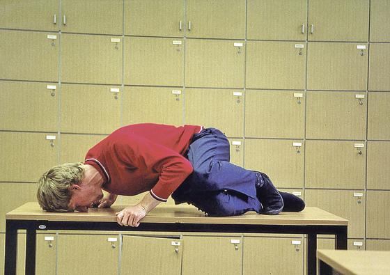 Philipp Nägele als Elliot in einem der Klassenzimmer-Stücke.  Foto: FestSpielHaus