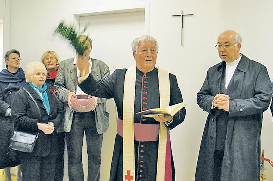 Prälat Josef Obermaier segnete die neuen Räume der Krippe, rechts Pfarrer Herbert Krist.  Foto: aha