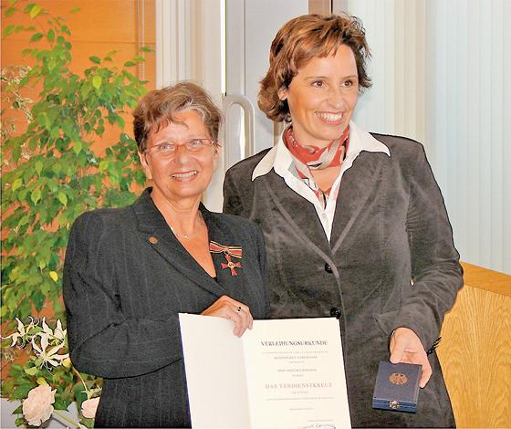 Angelika Westrich (li.) erhielt von Ministerin Hader- thauer das Bundesverdienstkreuz am Bande.	Foto: VA