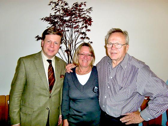 Angelika Pilz-Strasser und Robert Brannekämper (li.) schenkten Hans Brendel zum Abschied ein herbstlich gefärbtes Bäumchen. 	Foto: ikb