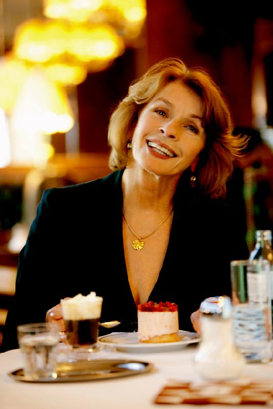 Ein Kaffeehaus wie in ihrer Heimat Wien vermisst Senta Berger in München. Foto: Brandstätter Verlag