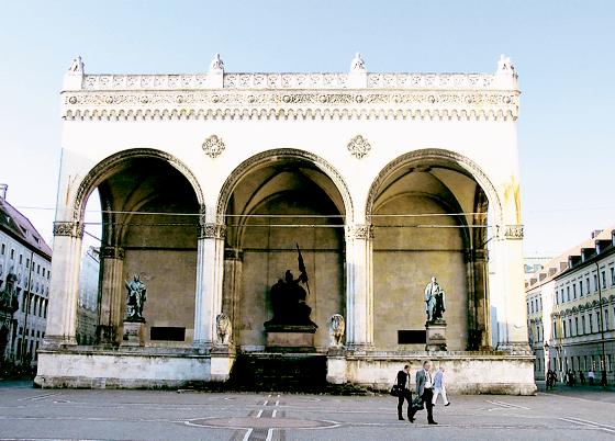 »Passeggiate italiane«: Die Feldherrnhalle ist ein Abbild der »Loggia dei Lanzi« in Florenz.	Foto: VA