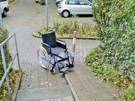 Rollstuhlfahrer haben keine Chance an den zwei  angebrachten Pfosten, einer oben, einer unten,  vorbeizukommen.	Foto: ikb