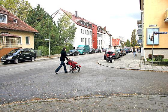 Für die Sicherheit der Passanten fordert der Moosacher BA einen Zebrastreifen in der Feldmochinger Straße auf Höhe der Scharnhorststraße. Foto: ws