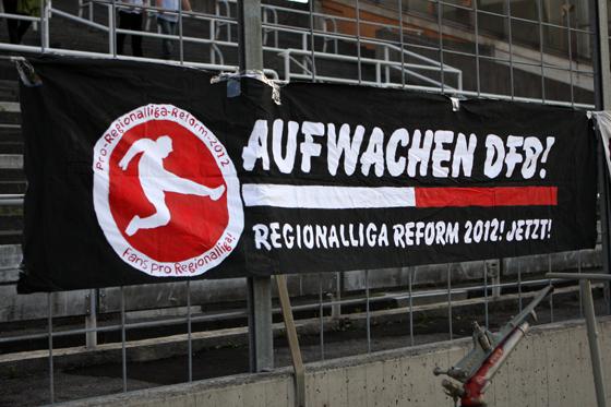 Protesttransparent der Initiative Pro Regionalliga-Reform 2012. Foto: A. Wild