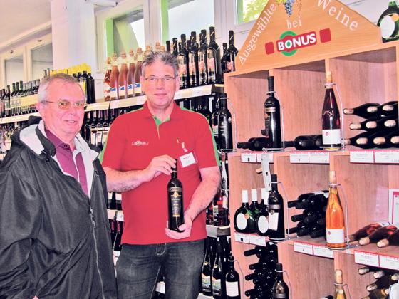 Hubert Hawliczek und Bonus-Markt-Leiter Gerd Metz freuen sich, dass der Bonus-Markt in Ottobrunn so gut ankommt.	Foto: Woschée