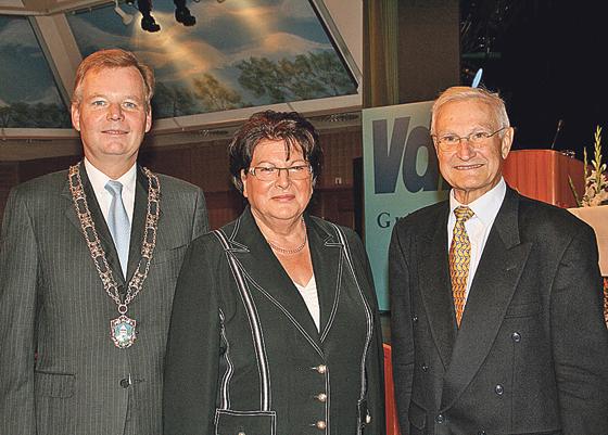 60 Jahre VdK Grünwald feierten (v. l.) Bürgermeister Jan Neusiedl, Landtagspräsidentin Barbara Stamm und Ortsverbandsvorsitzender Heinz Gress.  Foto: hol