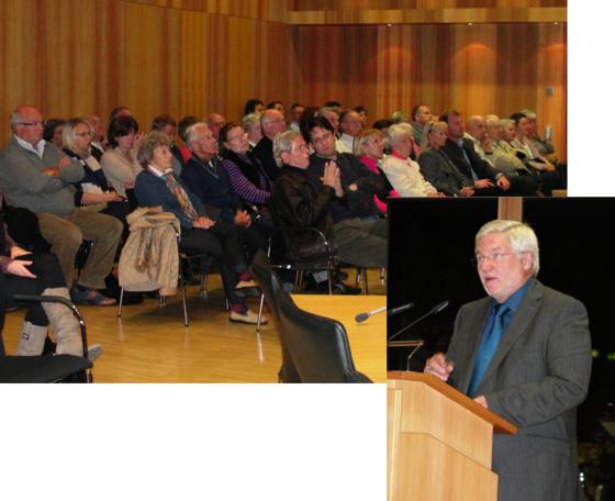 Rund 80 Zuhörer lauschten dem Rechenschaftsbericht von Bürgermeister van der Weck (re.).	Fotos: cs