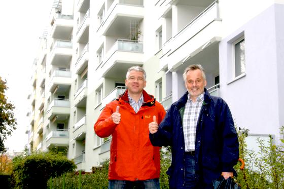 Michael Mosch (l.) und Bürgermeister Jörg Pötke freuen sich über die erfolgreiche Befriedung von Taufkirchen am Wald. 	Foto: mst