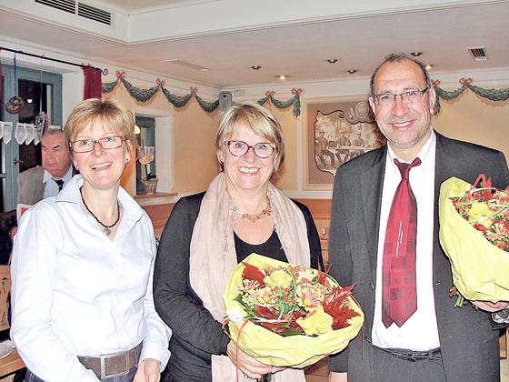 Die SPD-Ortsvorsitzende Margit Markl (l.) bedankte sich bei den Referenten  Angelika Graf und Sigidullah Fadai für deren interessanten Berichte.  Foto: Privat