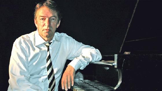Peter Ludwig spielt Pierre und Robert und außerdem Klavier zum surrealen Filmgeschehen. 	Foto: VA