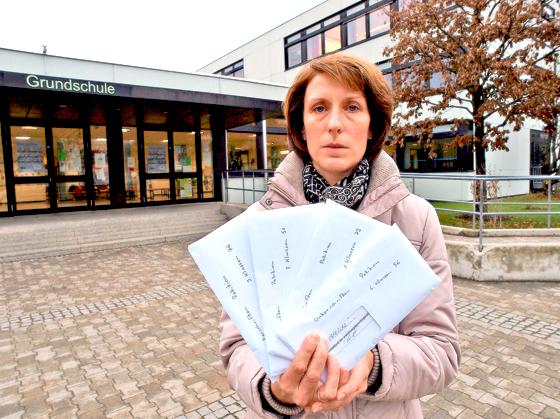 Die Elternbeiratsvorsitzende Gabi Helfrich sammelte an der Jagdfeldschule Unterschriften für eine Petition an den Landtag.	Foto: Rammelsberger