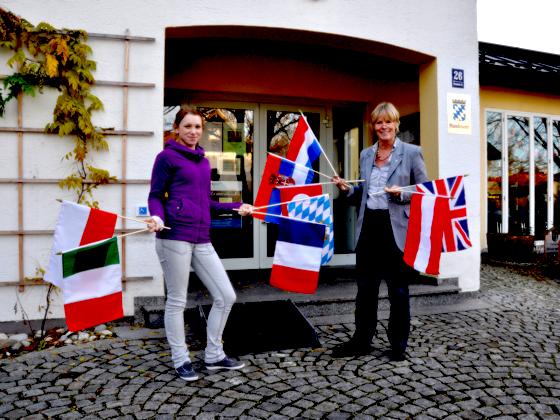 Die Fahnenparade steht schon bereit, Bürgermeisterin Ursula Mayer und Azubi Martina Pöttinger freuen sich schon auf die vielen Veranstaltungen.	Foto: esm