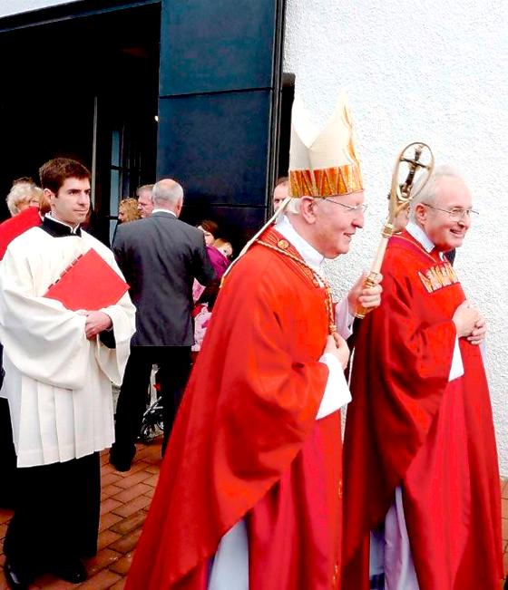 War einst der jüngste Pfarrer Münchens: Herbert  Kellermann (re.), hier mit Kardinal Wetter bei einer Firmung.	Foto: pb
