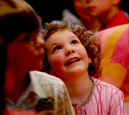 Kinder beim Konzert der taschenphilharmonie. Foto: Julia Parker