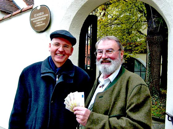 Pfarrer Harald Wechselberger und Friedrich Huber beim Überreichen der Spende.	Foto: Privat