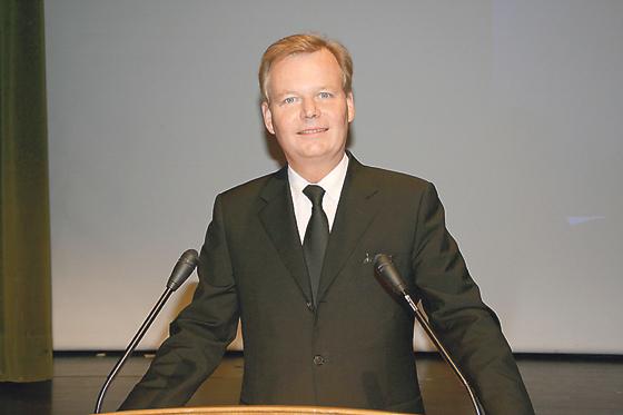 Bürgermeister Jan Neusiedl informierte über die wichtigsten Ereignisse in Grünwald .   Foto: hol