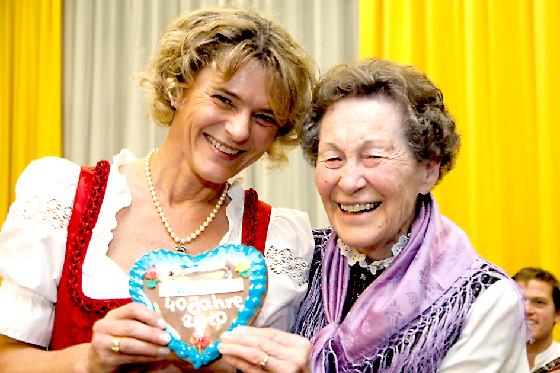 Jeder Gast bekam ein Jubiläumsherzerl: Ursula Cieslar (l.) mit Bewohnerin Maria Dinkl.	Foto: Privat