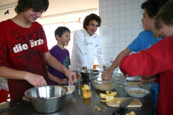 Fabian, Jakob, Luis und Justus (von links) hatten beim Kochkurs im Plieninger Familienland viel Spaß mit ihrem Küchenchef Leo Stadler (Mitte).	Foto: gh