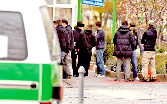 Jugendliche in Ramersdorf treffen sich auf der Straße, weil es keine Freizeitangebote gibt  Bürger fühlen sich von den Gruppen bedroht.	Foto: Schunk