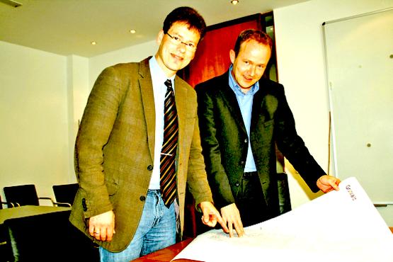 Stefan Rothörl (l.), Geschäftsführer der EWG, und Vertriebsleiter Martin Beck (r.) freuen sich über den Baufortschritt entlang der Haupttrasse.	Foto: hol