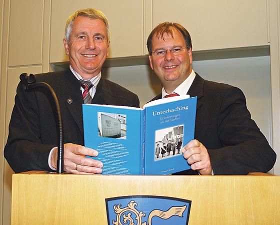 Buchpräsentation im Rathaus mit dem stolzen Autor Werner Reindl (l.) und Bürgermeister Wolfgang  Panzer. Foto: Kohnke