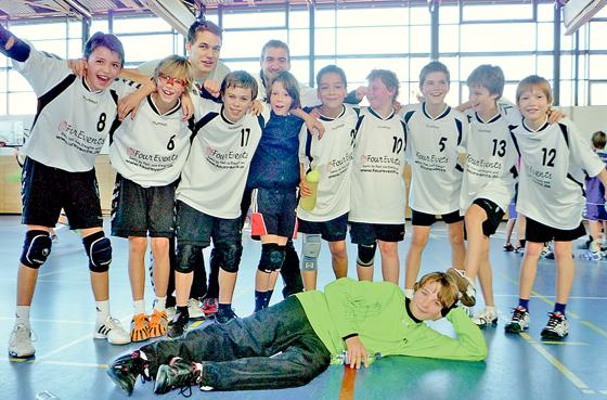 So sehen Sieger aus: Die D-Jugend-Handballer des HC 2010 München feiern ihren Erfolg.  Foto: Privat