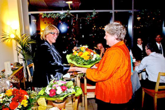 Bürgermeisterin Hannelore Gabor überreichte Blumengeschenke.	Foto: Stadt Garching