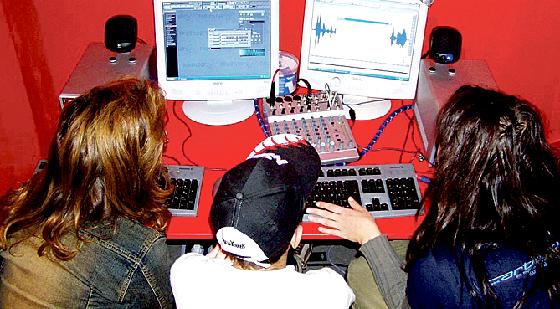 Im »Sound-Kraftwerk« spielen die Teilnehmer mit elektronischen und akustischen Klängen.	Foto: VA