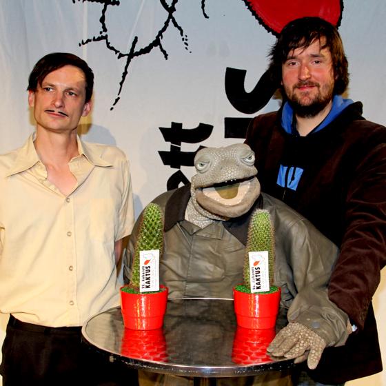 Michael Hatzius mit Echse und Anton Grübener: Gewinner des 22. Kabarett Kaktus. Foto: VA