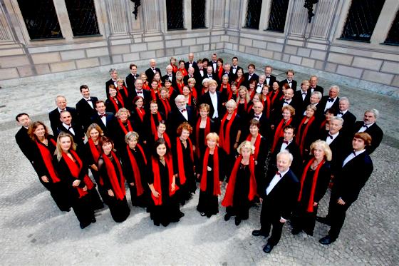 Seinen 50. Geburtstag feiert der Münchner MotettenChor mit besonderen Konzerten. In der Mitte mit weißer Fliege und Frack: Dirigent Hayko Siemens. Foto: VA